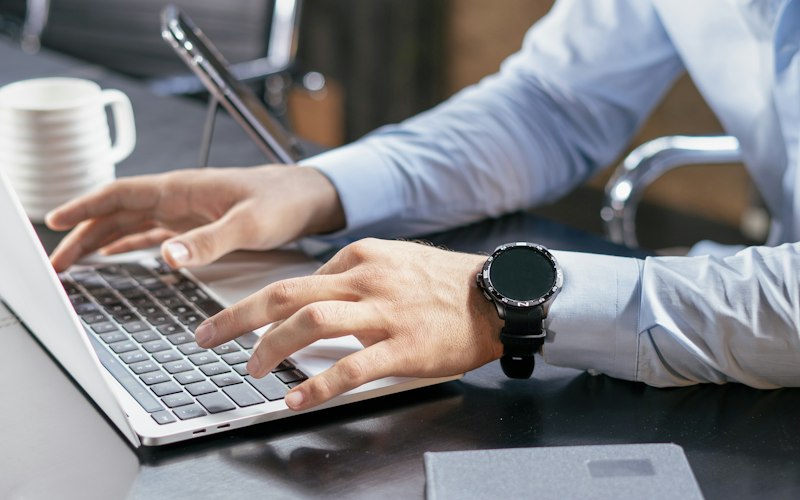 Mains sur le clavier d'un ordinateur portable