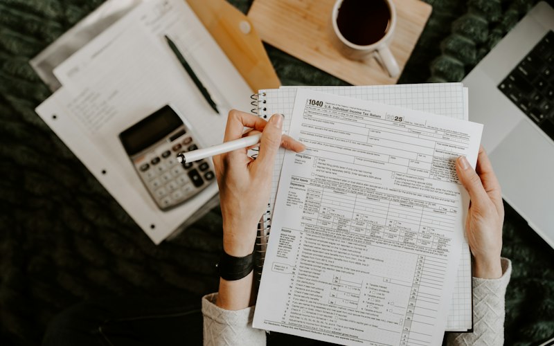Factures et calculatrice sur un bureau